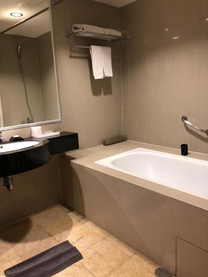 Golden City Hotel And Convention Center - Chse Certified Semarang Exteriör bild