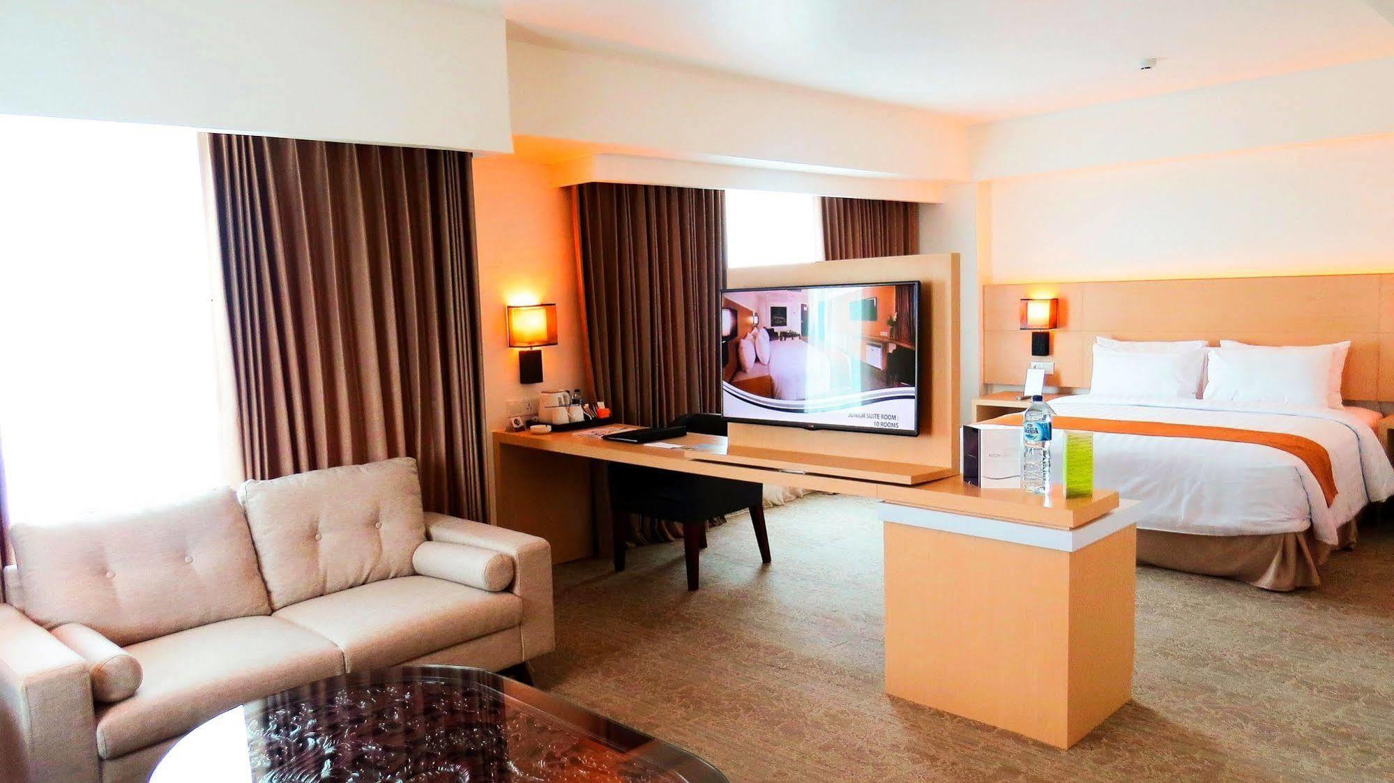 Golden City Hotel And Convention Center - Chse Certified Semarang Exteriör bild