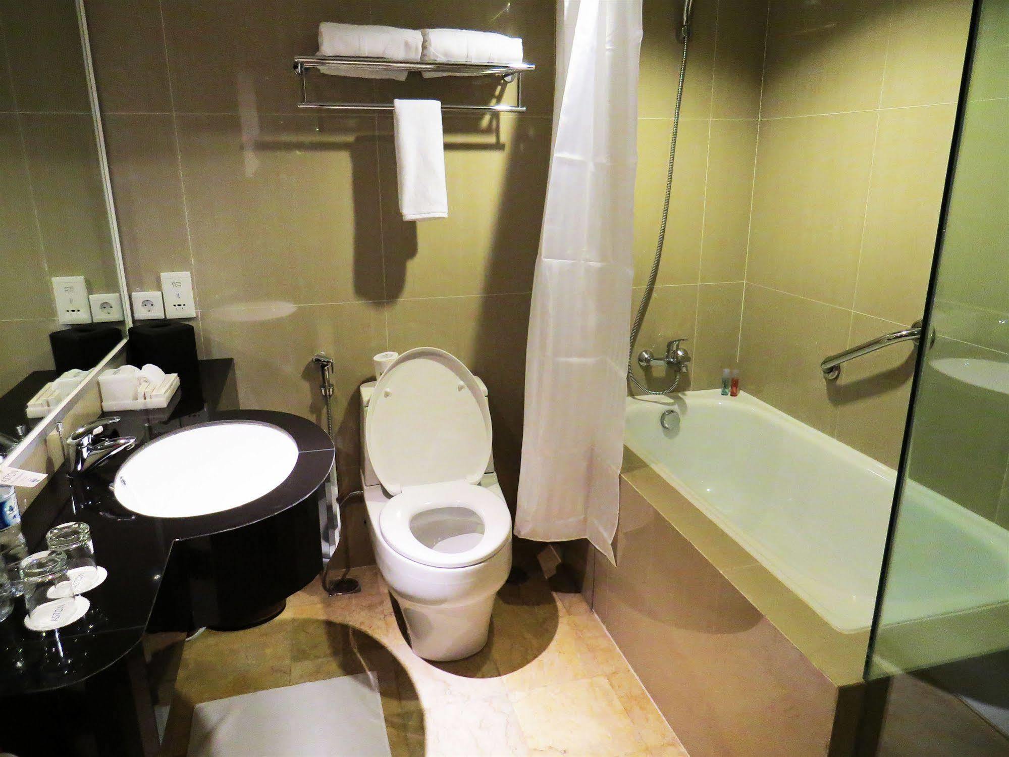 Golden City Hotel And Convention Center - Chse Certified Semarang Exteriör bild