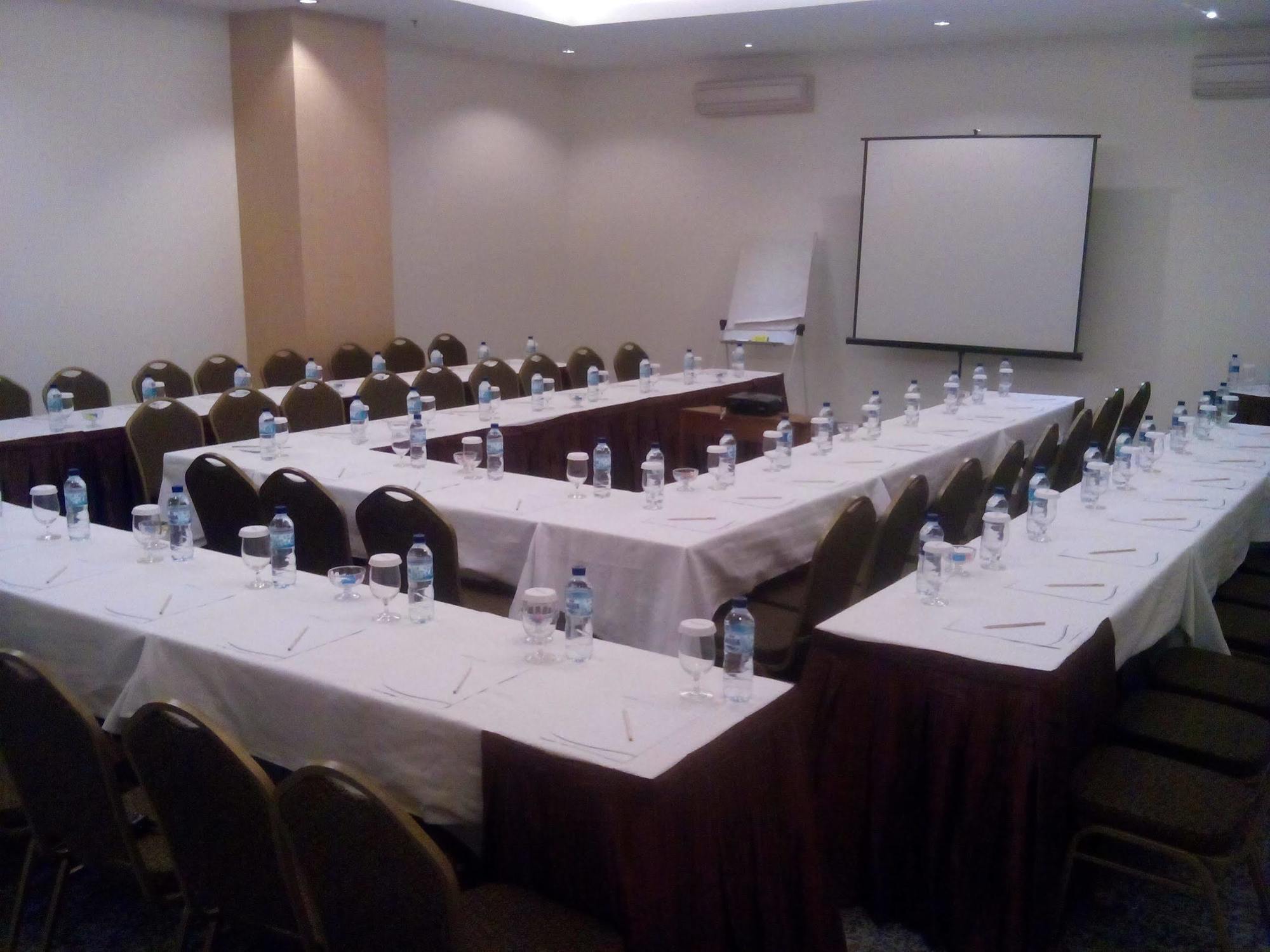 Golden City Hotel And Convention Center - Chse Certified Semarang Exteriör bild