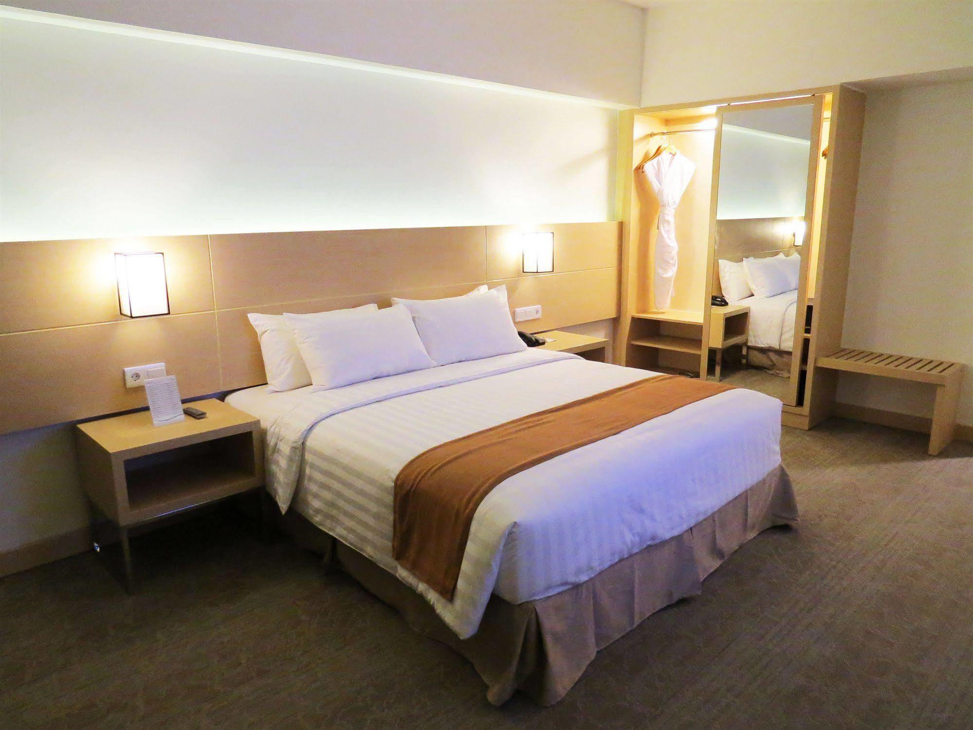 Golden City Hotel And Convention Center - Chse Certified Semarang Exteriör bild