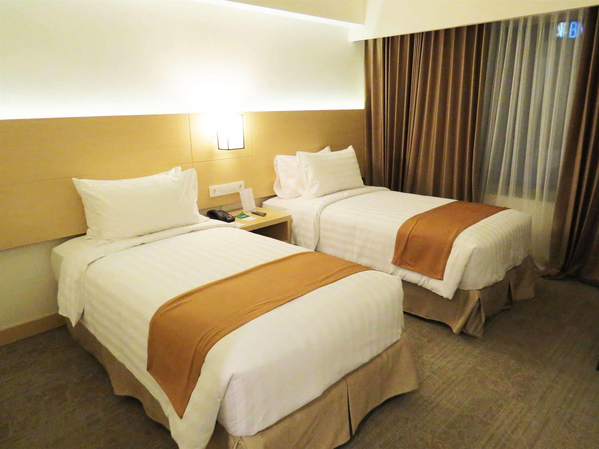 Golden City Hotel And Convention Center - Chse Certified Semarang Exteriör bild