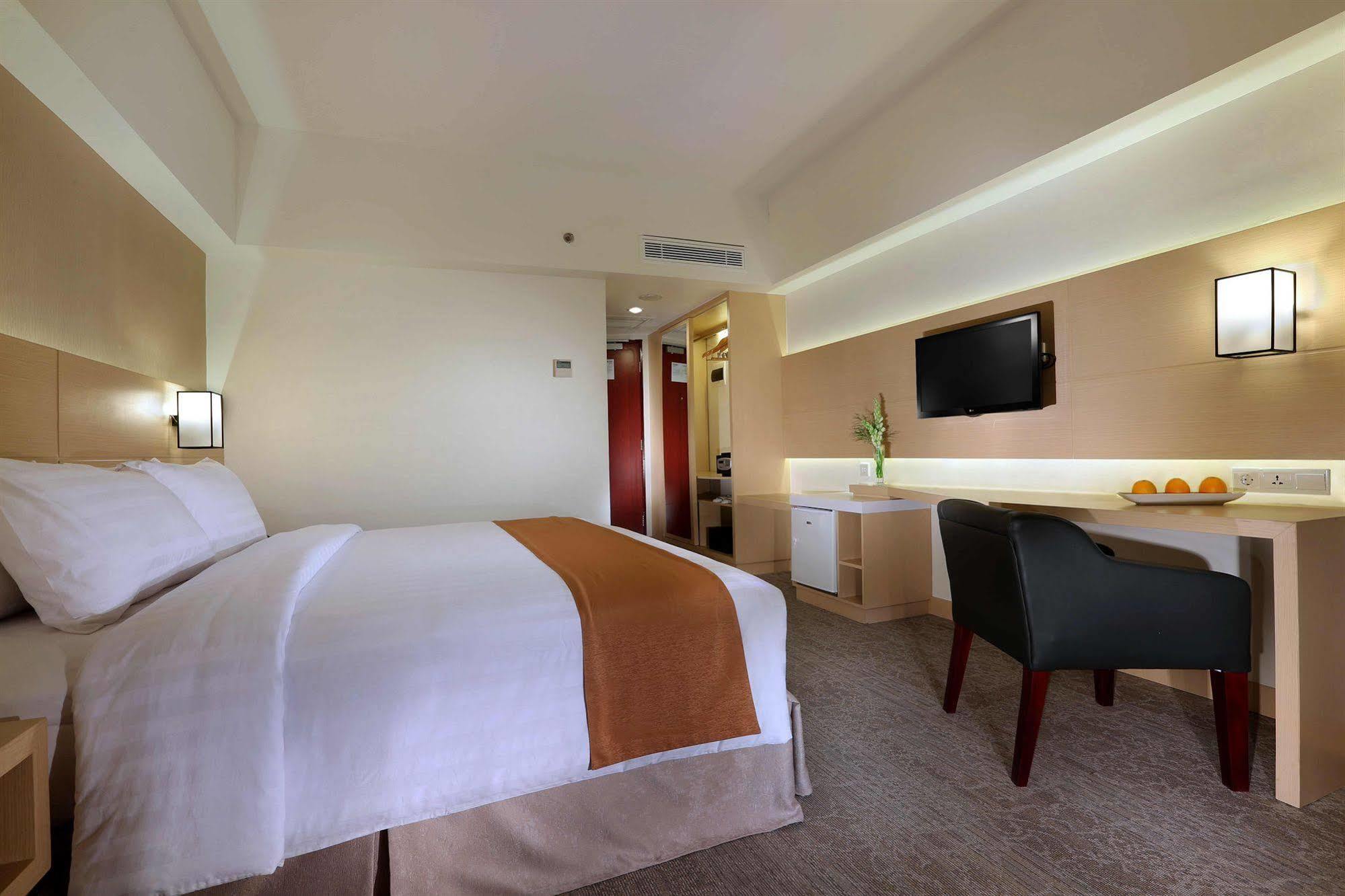 Golden City Hotel And Convention Center - Chse Certified Semarang Exteriör bild