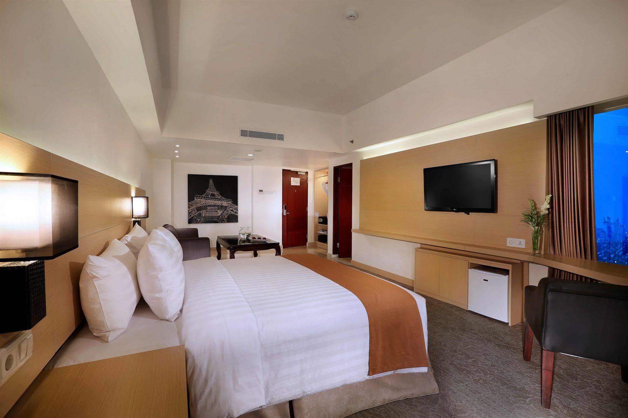 Golden City Hotel And Convention Center - Chse Certified Semarang Exteriör bild